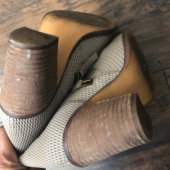 Hinge booties size 7 color taupe - Picture 4 of 5